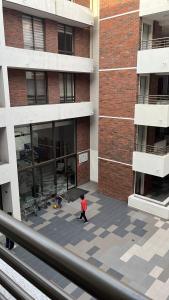 サンティアゴにあるDepartamento Nuevo en Ñuñoa full equipadoの建物前歩行者