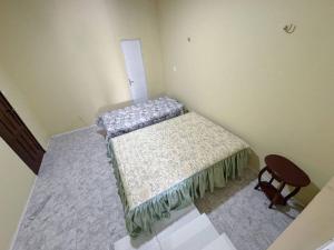 a bedroom with a bed and a chair at Apartamento em Mundaú in Trairi