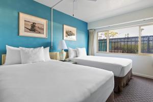 Postel nebo postele na pokoji v ubytování Maui Seaside Hotel