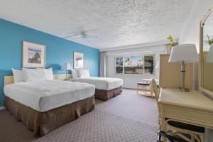 Postel nebo postele na pokoji v ubytování Maui Seaside Hotel