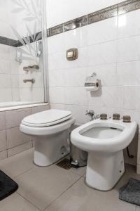 a bathroom with a toilet and a bidet at Departamento Glamour 203 - Edificio VILAUT by INMOVE Temporarios in Córdoba +7 photos