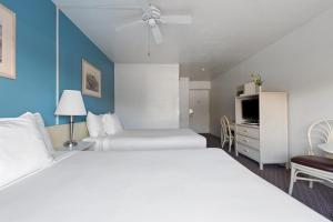 Postel nebo postele na pokoji v ubytování Maui Seaside Hotel