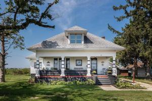 KemptonBroadview Manor的一座带有复式屋顶的白色房子