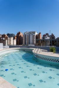 a large swimming pool on the roof of a building at Departamento Glamour 203 - Edificio VILAUT by INMOVE Temporarios in Cordoba