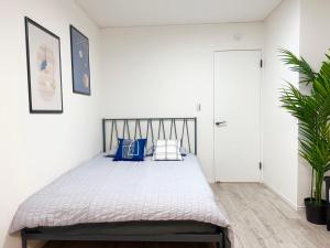 Katil atau katil-katil dalam bilik di HSH渋谷Hotel 电车三分钟可以到达新宿 幡ヶ谷 巴士直达涉谷 全新装修独栋小楼