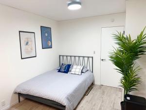 Katil atau katil-katil dalam bilik di HSH渋谷Hotel 电车三分钟可以到达新宿 幡ヶ谷 巴士直达涉谷 全新装修独栋小楼