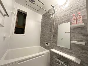 Bilik mandi di HSH渋谷Hotel 电车三分钟可以到达新宿 幡ヶ谷 巴士直达涉谷 全新装修独栋小楼 +37 gambar