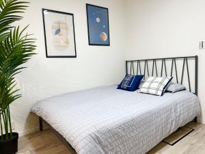 Katil atau katil-katil dalam bilik di HSH渋谷Hotel 电车三分钟可以到达新宿 幡ヶ谷 巴士直达涉谷 全新装修独栋小楼