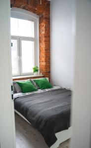 Posteľ alebo postele v izbe v ubytovaní Apartament z antresolą Nowa Papiernia