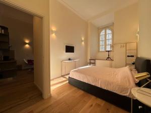 a large bedroom with a bed and a window at Suite Indipendenza Perugia in Perugia