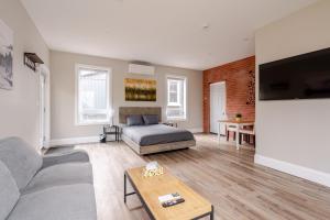 ENTIRE BACHELOR UNIT EN-SUITE ACROSS FROM GOOGLE - br3電視和／或娛樂中心