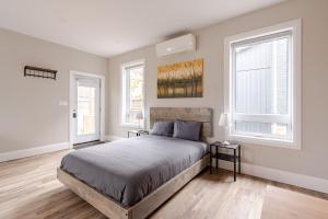 ENTIRE BACHELOR UNIT EN-SUITE ACROSS FROM GOOGLE - br3房間的床