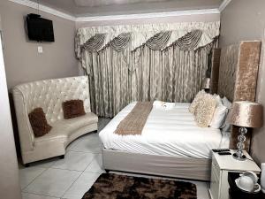 En eller flere senge i et værelse på East Coast Sunrise Boutique Hotel