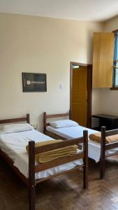 Postel nebo postele na pokoji v ubytování Brumas Ouro Preto Hostel e Pousada
