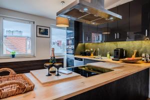cocina con encimera de madera y fregadero en FBApartments, en Berlín