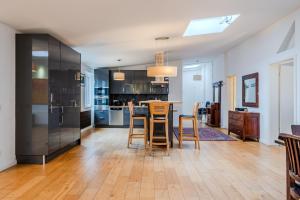 Una cocina con una mesa y sillas en una habitación. en FBApartments, en Berlín