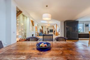 un bol de fruta en una mesa de madera en la sala de estar en FBApartments, en Berlín