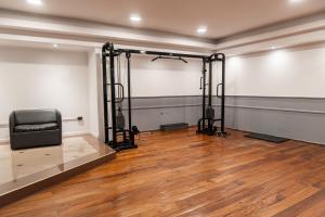 ein leeres Zimmer mit Haartrockner in einem Fitnessraum in der Unterkunft Departamento NYC 4 Premium - Edificio VILAUT by INMOVE Temporarios in Cordoba