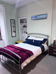 Ένα ή περισσότερα κρεβάτια σε δωμάτιο στο Spacious and Central city apartment +7 φωτογραφίες