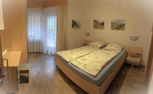 Postel nebo postele na pokoji v ubytování Residenz Darianne Leukerbad
