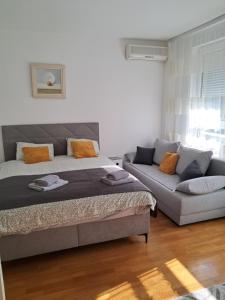 Postel nebo postele na pokoji v ubytování Manhattan studio Seboj Belvil