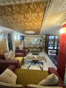 A seating area at Amore Hotel Istanbul