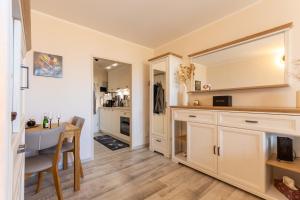 Η κουζίνα ή μικρή κουζίνα στο Meerzeit in Steinhude- Exklusives 1 Zimmer Appartement