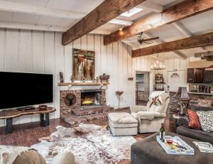 a living room with a television and a fireplace at Casa Devine View in Ruidoso