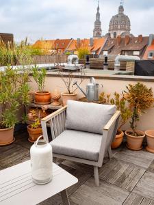 een stoel bovenop een balkon met planten bij Würzburg Studio mit Dachterrasse - Tiefgarage & Nähe Bahnhof in Würzburg