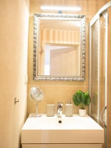 een badkamer met een wastafel en een spiegel bij Würzburg Studio mit Dachterrasse - Tiefgarage & Nähe Bahnhof in Würzburg +19 foto's