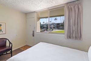 Postel nebo postele na pokoji v ubytování Maui Seaside Hotel