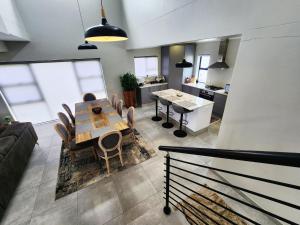 Un comedor y una cocina con mesa y sillas. en 59 Homestead Views, en St Francis Bay