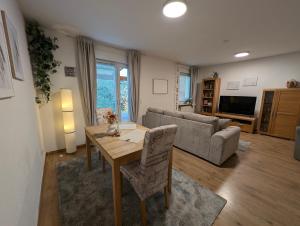 un salon avec une table et un canapé dans l'établissement Ferienwohnung / Ferienhaus Homburg, à Hombourg