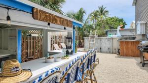 マラソンにあるThe Toasted Coconutpoolbikesgrillchic!の建物前のテーブル