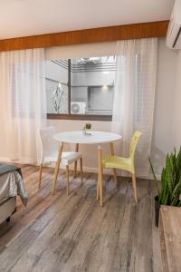 ein Esszimmer mit einem Tisch und zwei Stühlen in der Unterkunft Departamento NYC 4 Premium - Edificio VILAUT by INMOVE Temporarios in Cordoba