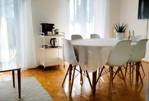 TV a/nebo společenská místnost v ubytování Apartment Korni