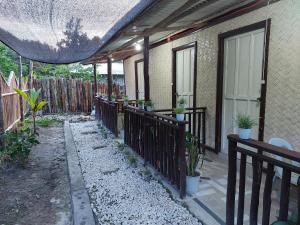 Taman di luar Chevi's Place
