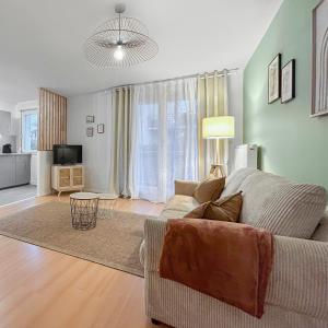 Un televizor și/sau centru de divertisment la T2 Cosy à Fegersheim avec balcon & parking privé +17 fotografii