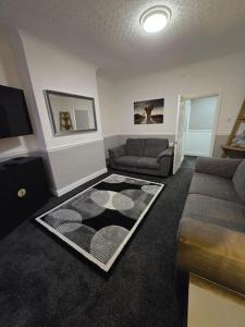 ストックトン・オン・ティーズにあるLevy Nook House 1 bed apartment 5 minute walk to Stockton town centre & Free Parkingのソファとラグのあるリビングルーム +19枚の写真