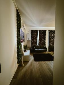 Una sala de estar con un sofá negro y una mesa. en Elegant Escape 2, en Bucarest 9 fotos más