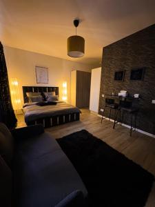 Un dormitorio con una cama y un escritorio. en Elegant Escape 2, en Bucarest
