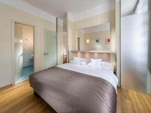 Postel nebo postele na pokoji v ubytování Mamaison Residence Belgická Prague