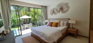 une chambre avec un lit et une grande fenêtre dans l'établissement Luxury 3 bedroom pool villa, à Laguna Phuket
