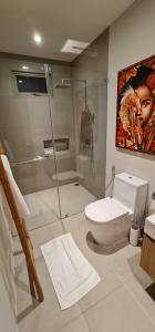La salle de bains est pourvue d'une douche, de toilettes et d'un tableau. dans l'établissement Luxury 3 bedroom pool villa, à Laguna Phuket