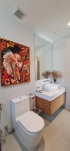 une salle de bain avec des toilettes blanches et un lavabo dans l'établissement Luxury 3 bedroom pool villa, à Laguna Phuket 9 autres photos