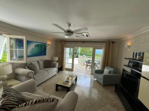 Χώρος καθιστικού στο Waterside Apartment 101 by Island Villas
