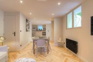 a living room with a table and a fireplace at Appartement T3 dans résidence calme, Saint-Didier in Saint-Didier-au-Mont-dʼOr