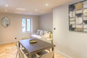 a living room with a table and a couch at Appartement T3 dans résidence calme, Saint-Didier in Saint-Didier-au-Mont-dʼOr