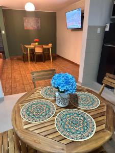 SMiguel, 1P Grande dpto, 4 camas, wifi, lavadora terraza في ليما: طاولة خشبية عليها لوحات