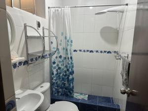 SMiguel, 1P Grande dpto, 4 camas, wifi, lavadora terraza في ليما: حمام مع مرحاض ومغسلة ودش +14 صورة